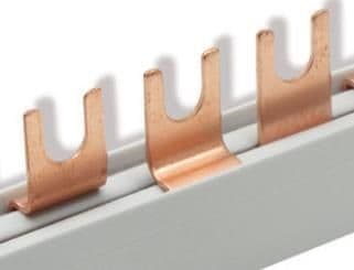 Geïsoleerde rail met vork 10mm² 3 polig 12 modules met eindkappen vue 1