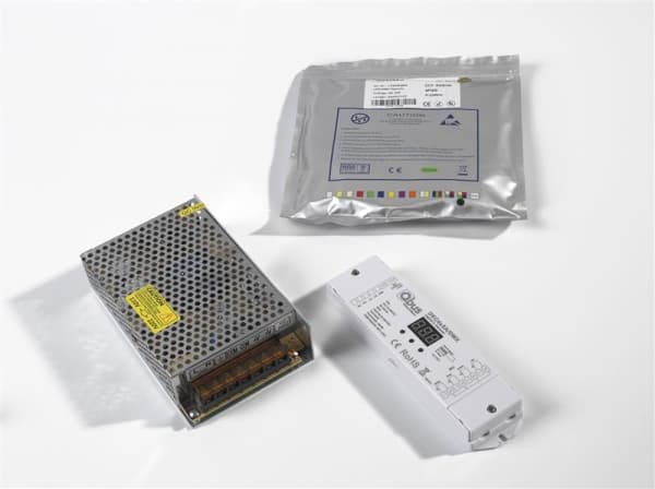 Paquet avec décodeur DMX, alimentation et Ruban Led.
