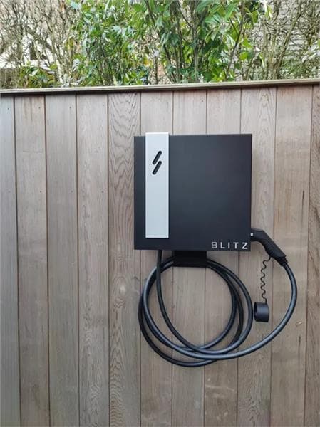 Station de charge intelligente Noir montage mural  - 1 x  22kW - avec 8m de câble BPS2 LITE