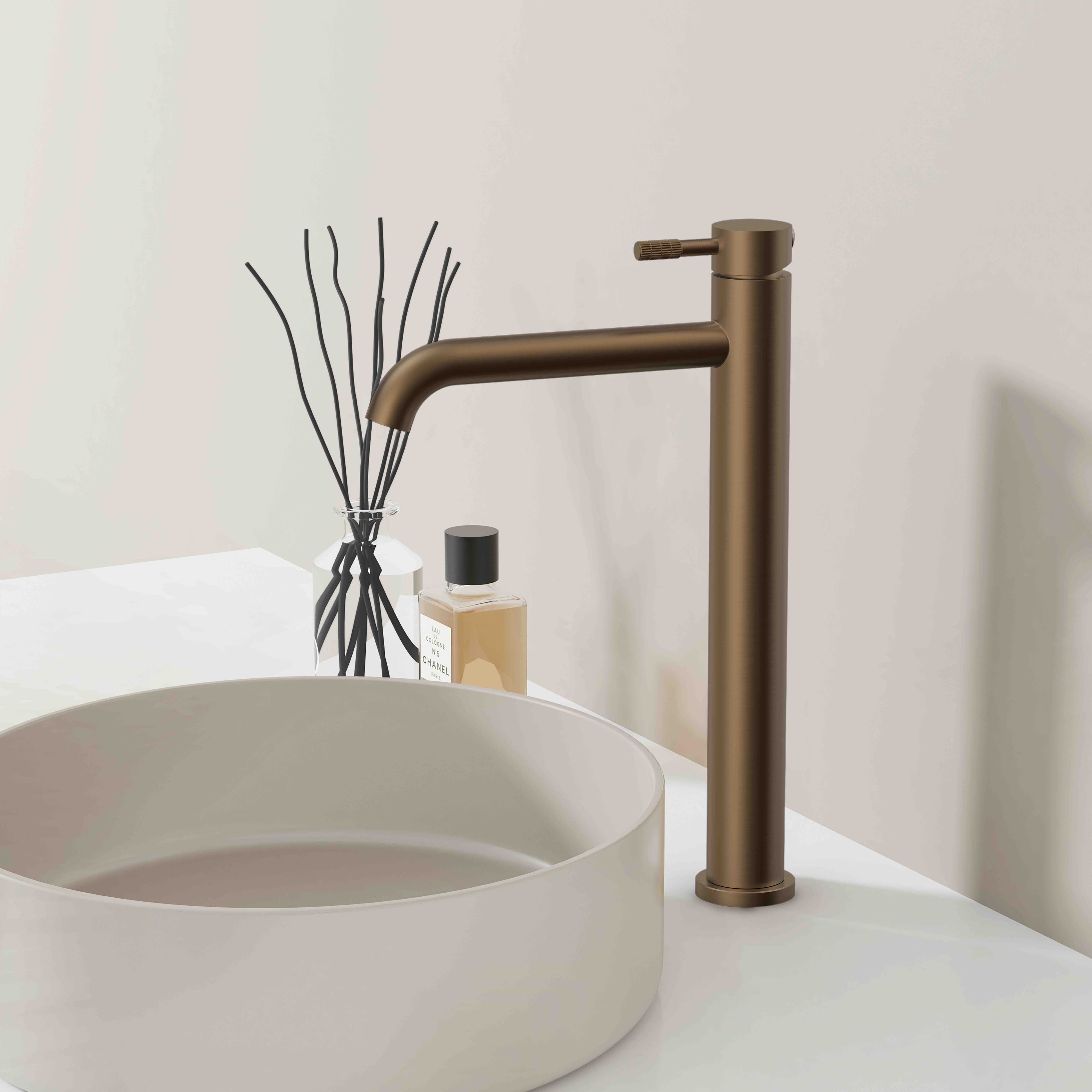 Stria mitigeur lavabo haut – démarrage à froid – Poignée avec structure striée raffinée – sans bonde – Brun bronzé (pvd)