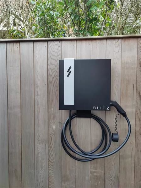 Station de charge intelligente Noir montage mural  - 1 x  22kW - avec 8m de câble BPS2 LITE