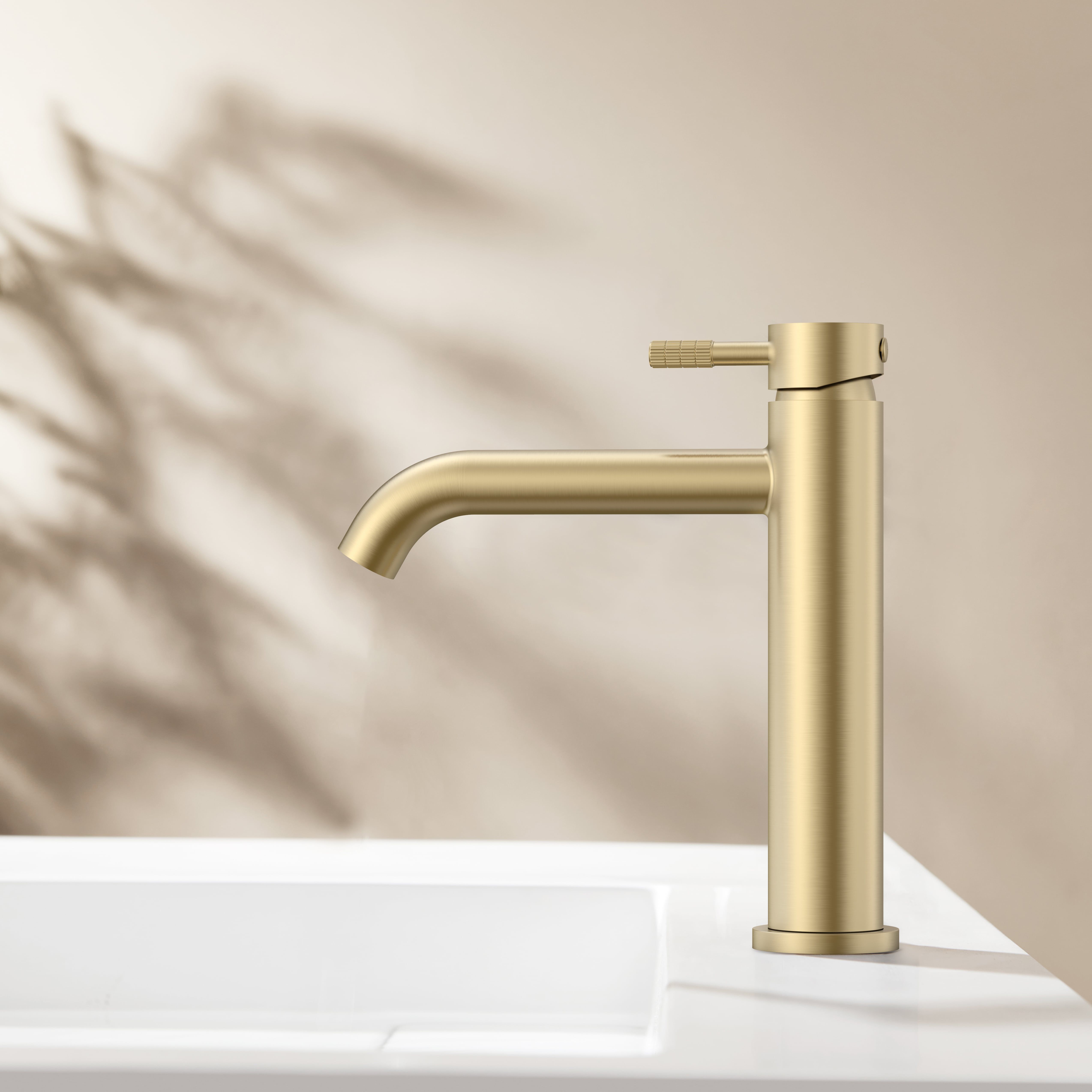 STRIA MITIGEUR LAVABO – DÉMARRAGE À FROID – POIGNÉE AVEC STRUCTURE STRIÉE RAFFINÉE – SANS BONDE – OR BROSSÉ (PVD) vue 2