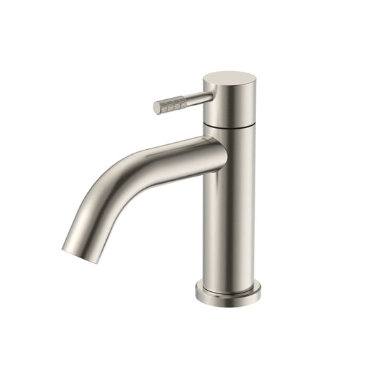STRIA ROBINET EAU FROIDE – POIGNÉE AVEC STRUCTURE STRIÉE RAFFINÉE – SANS BONDE – ACIER INOX BROSSÉ