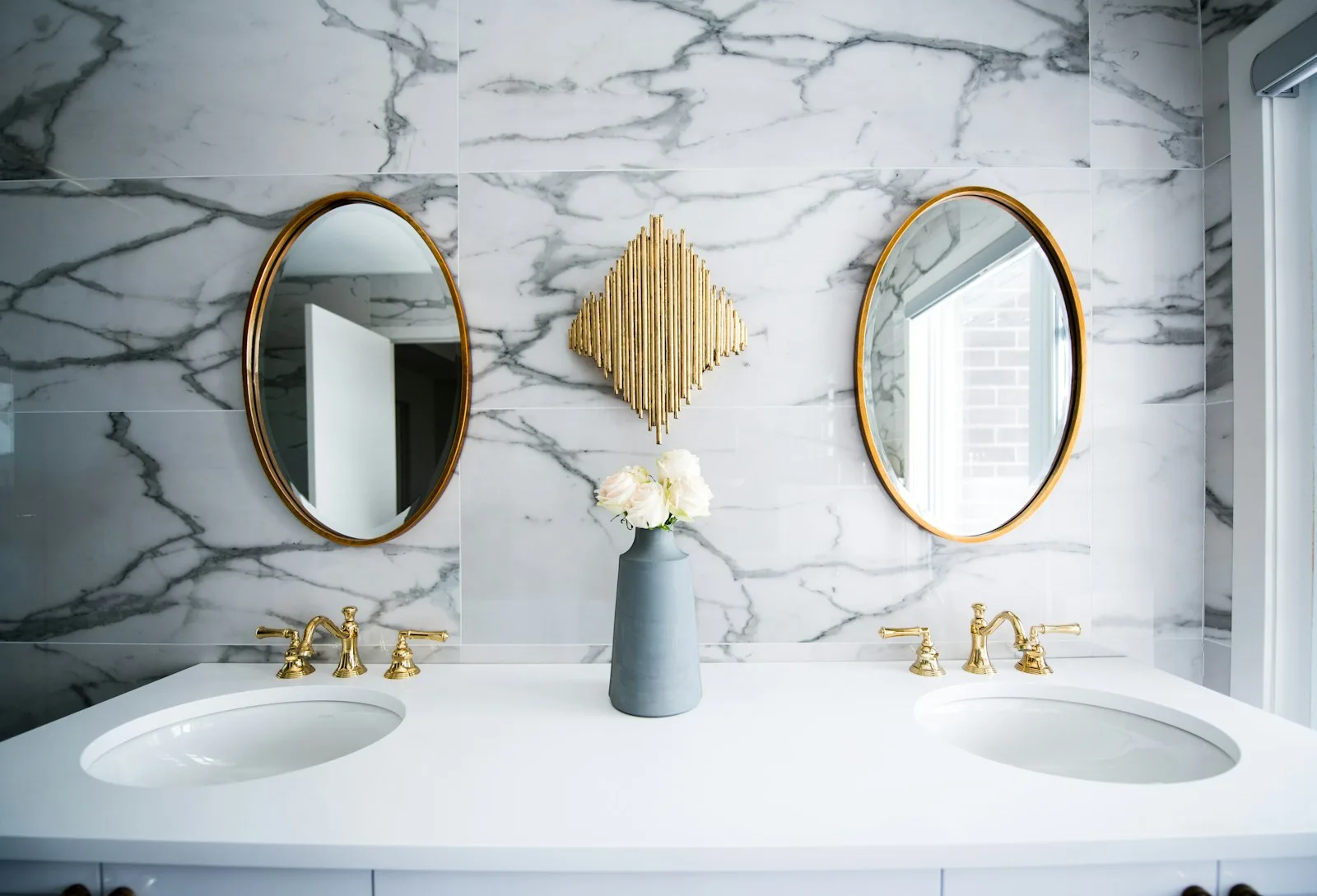 Salle de bain minimaliste : 10 inspirations pierre + bois